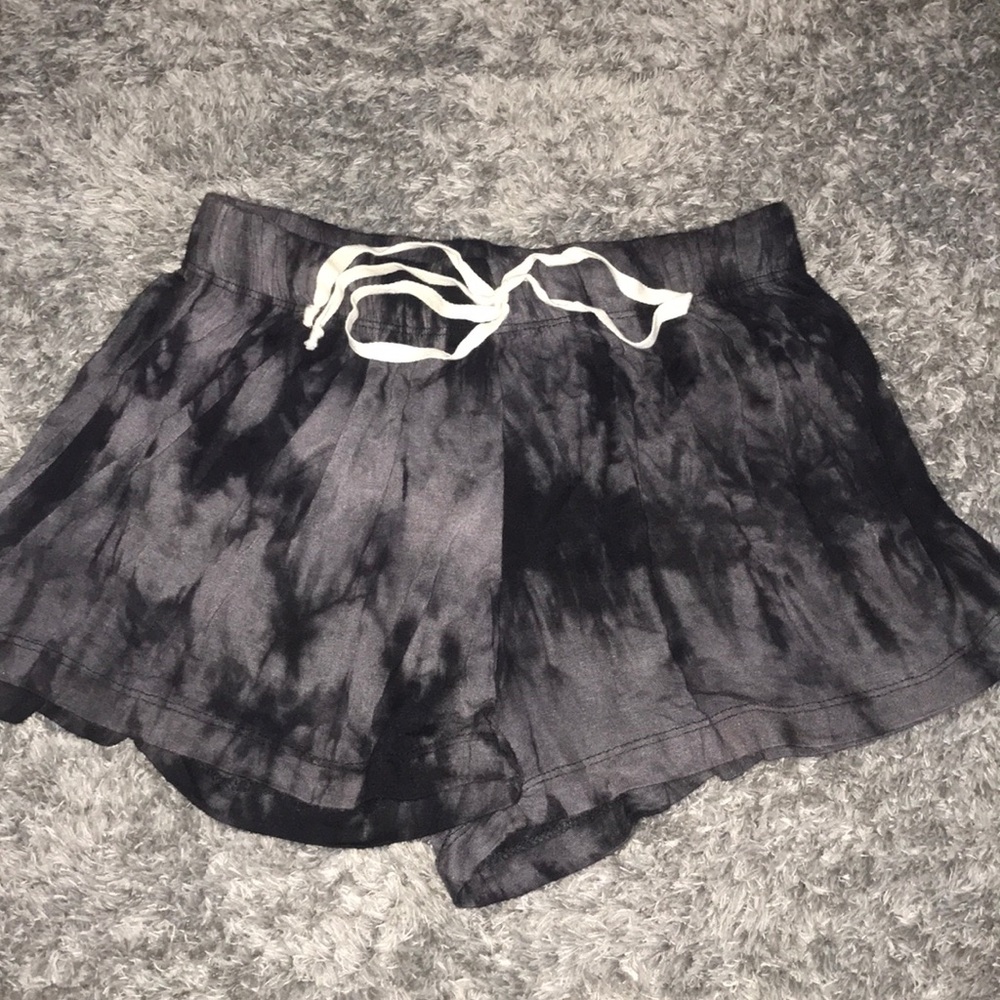 BOUTIQUE FLOWY SHORTS!!